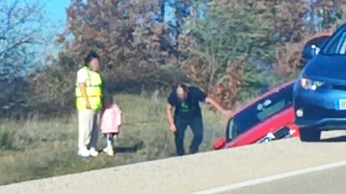 Un Audi acaba en la cuneta de esta importante carretera de León 1