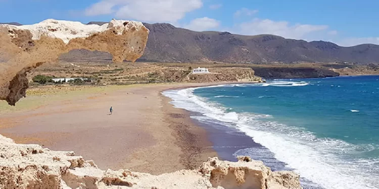 Encuentran un cadáver en una cala de Almería 1