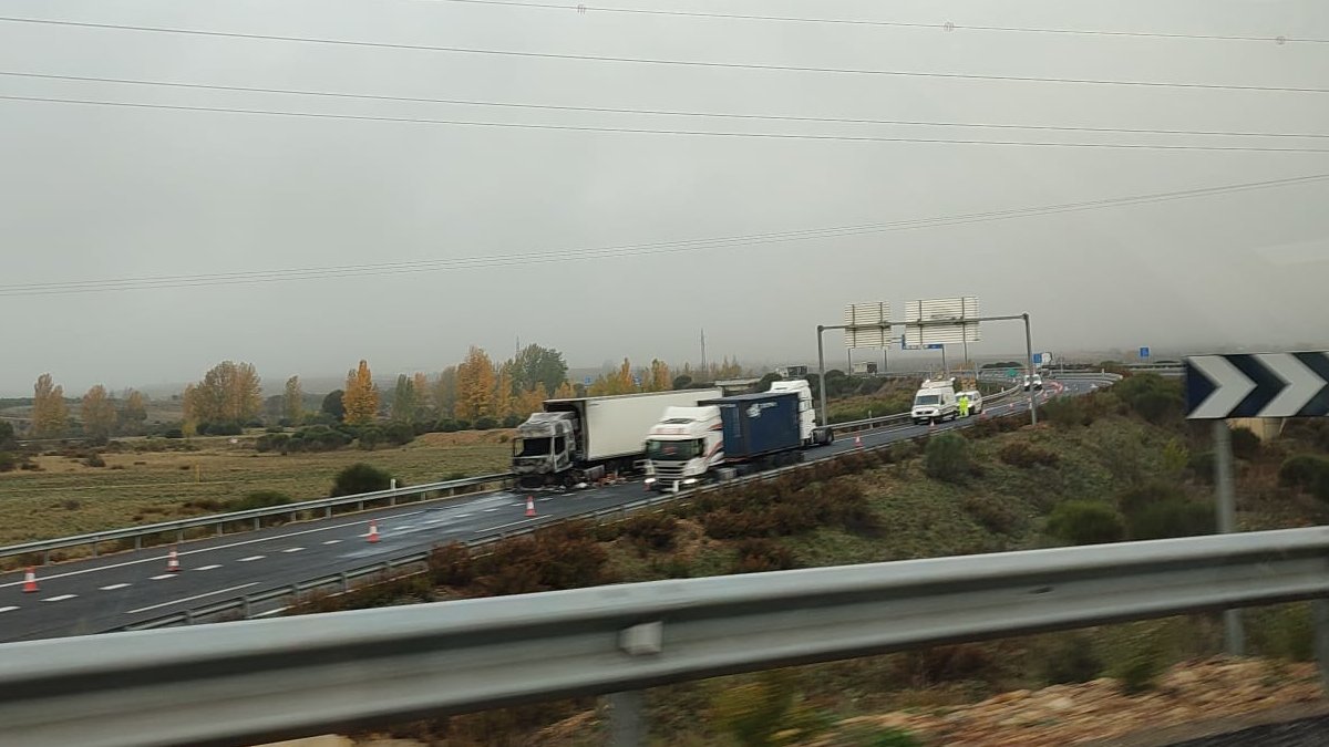 Susto por un camión ardiendo en este importante cruce de carreteras 1