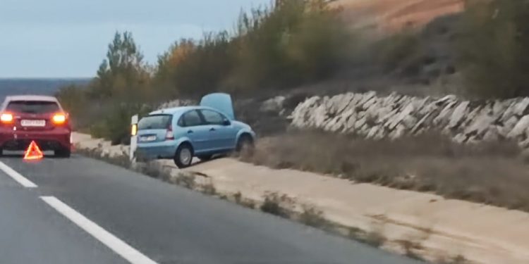 Un Citroën en el arcén