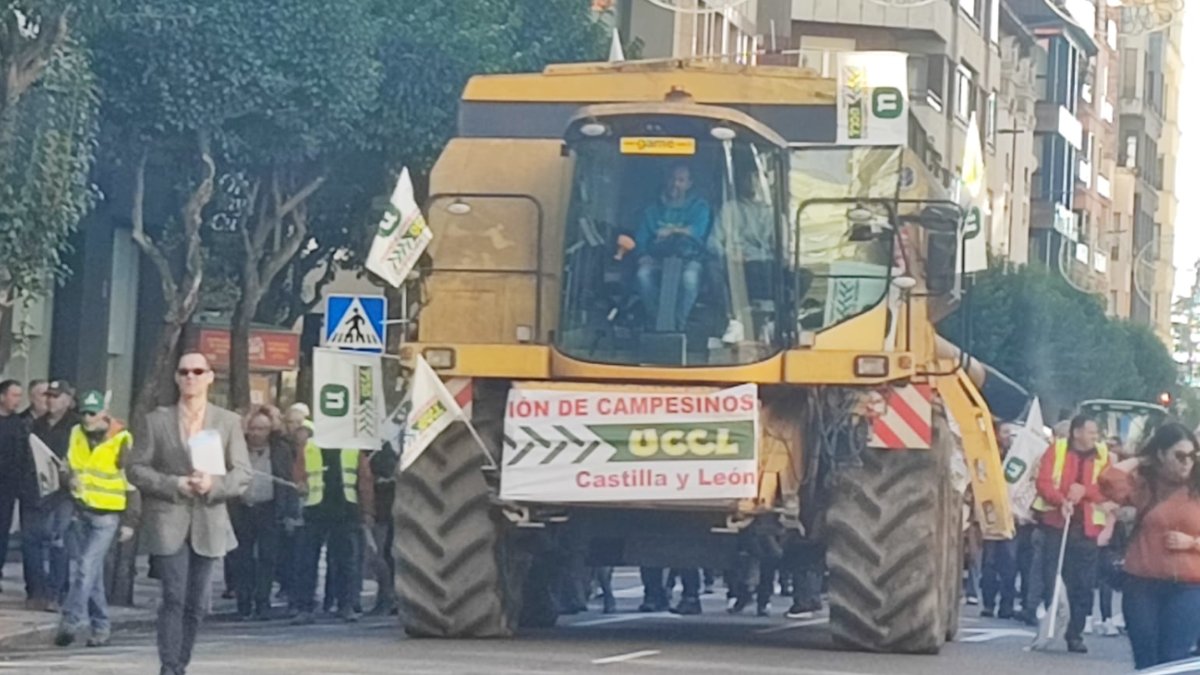 El día que se coló una cosechadora por León 1