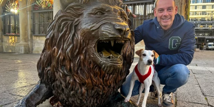 Pipper, el perro turista, y su dueño Pablo