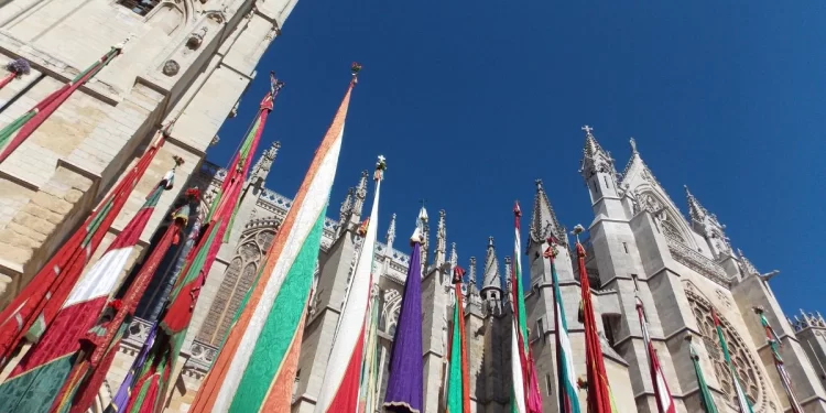 Pendones en la Catedral de León