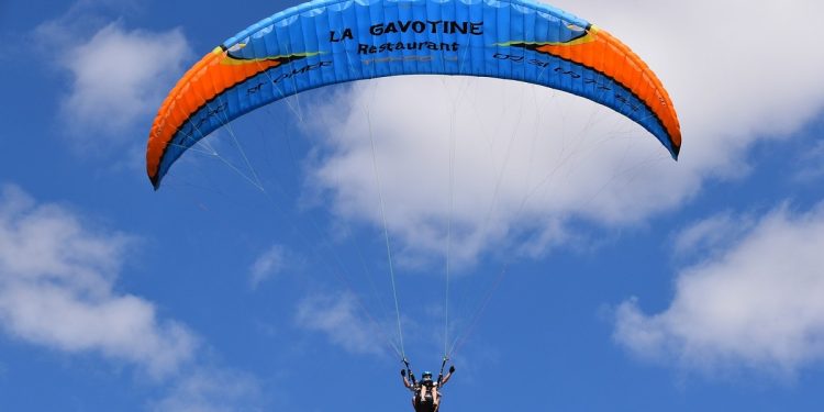 Parapentistas chocan en pleno vuelo