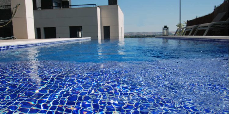 Ahogado en una piscina al caer con su bici