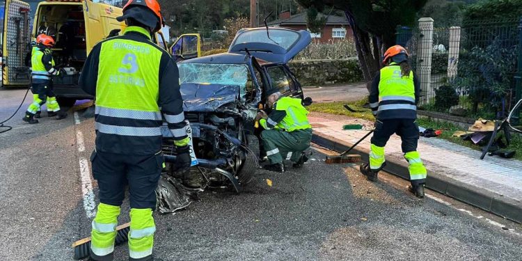 Un complicado accidente con tres turismos implicados