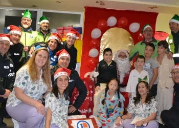 La entrega especial de Papá Noel Policía en pediatría del Hospital de León 1