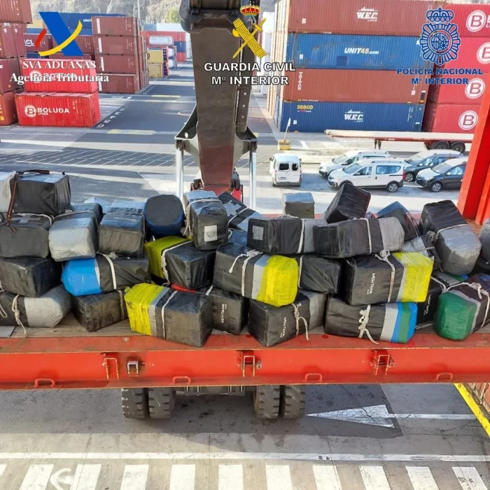 Intervenidos 2.000 kilos de cocaína oculta en un buque 4