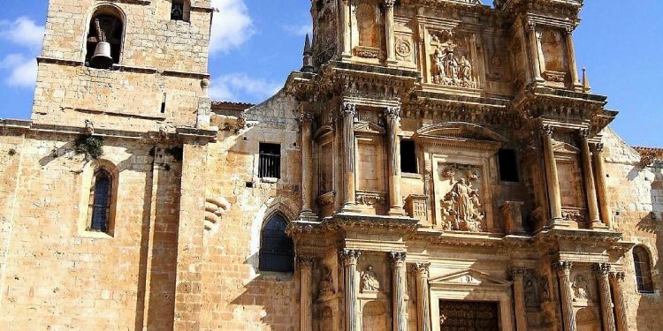 La Petra española en un pequeño pueblo de Burgos