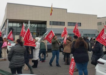 Trabajadores manifestándose en la puerta del centro Estrada de la DGT