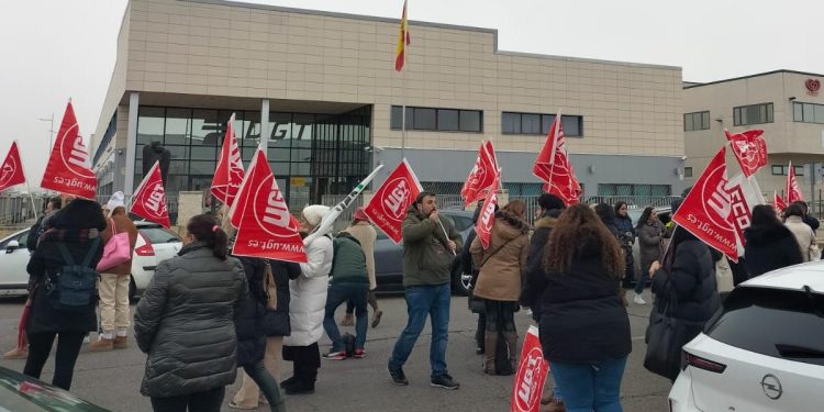 Trabajadores manifestándose en la puerta del centro Estrada de la DGT