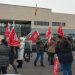 Trabajadores manifestándose en la puerta del centro Estrada de la DGT