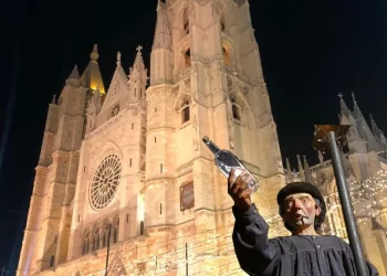 La nueva figura como homenaje a Genarín en León