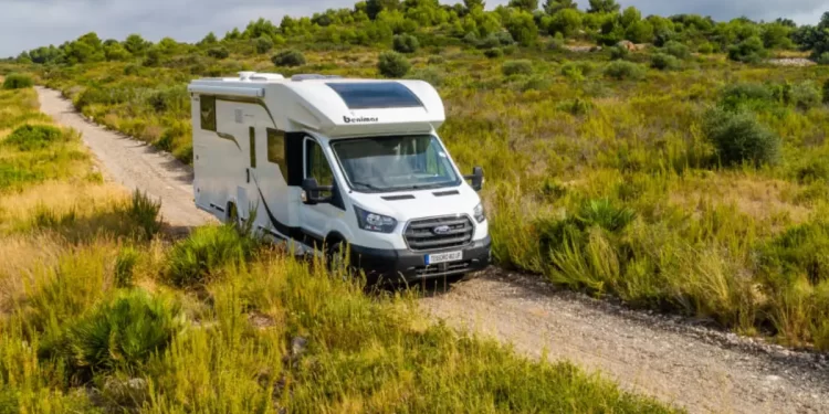 Mujer en autocaravana