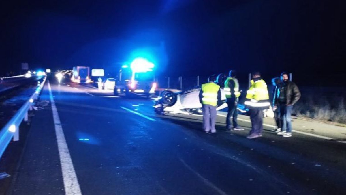 Un camión cargado de neumáticos causa el caos en la autovía 1