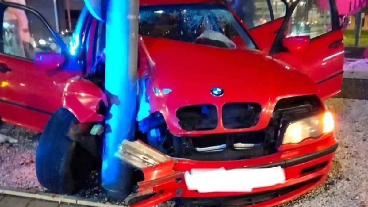 Un herido grave tras impactar contra una farola en León 2