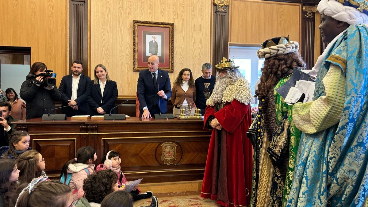 Los Reyes Magos llegan a León en tren 2