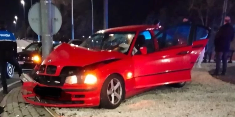 Un herido grave tras impactar contra una farola en León 1