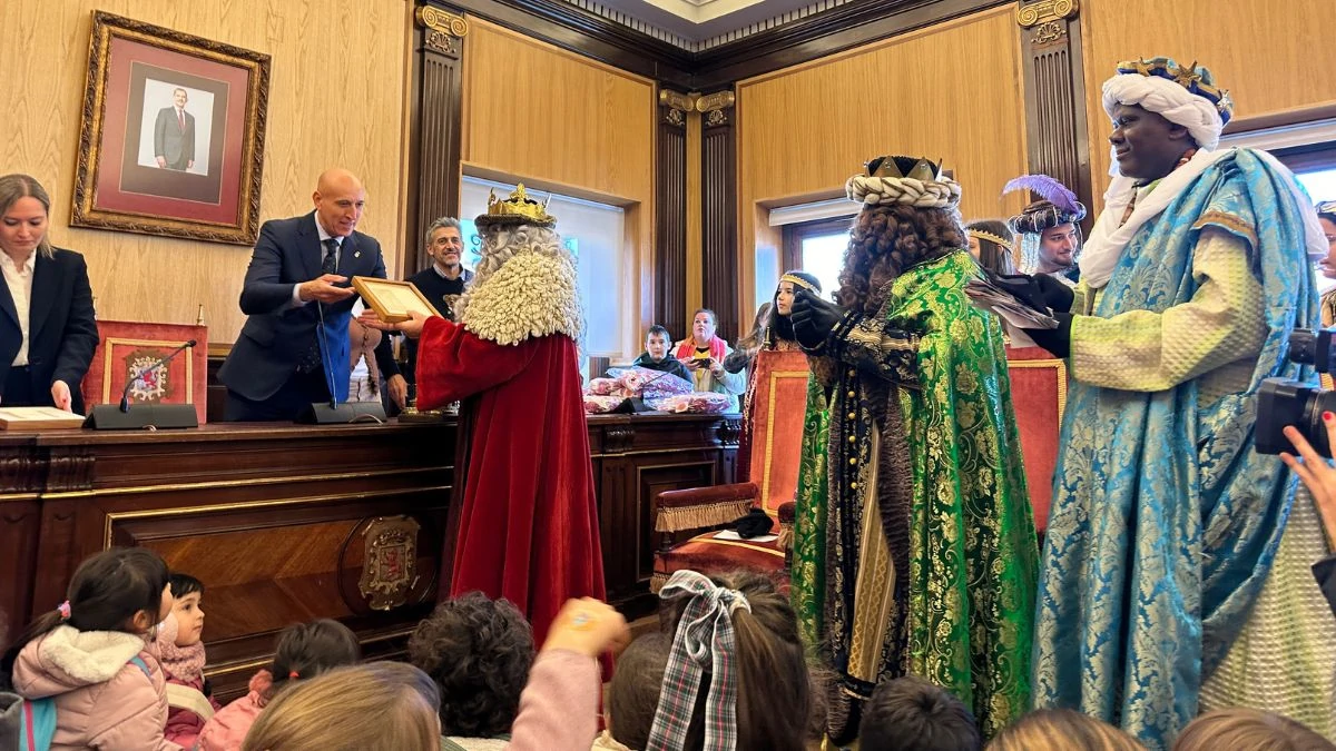 Los Reyes Magos llegan a León en tren 1