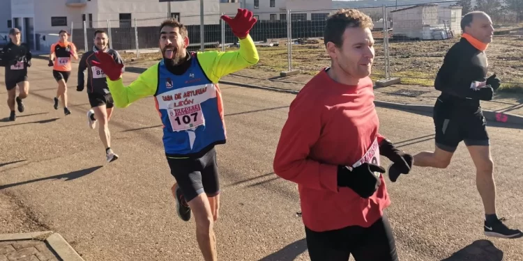 Sariegos cumplió la tradición con su marcha nórdica y carrera popular 1