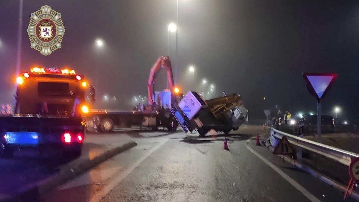 Caos al volcar un camión en esta transitada carretera de León 1