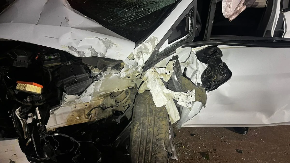 Un conductor herido tras chocar contra una casa en León 1