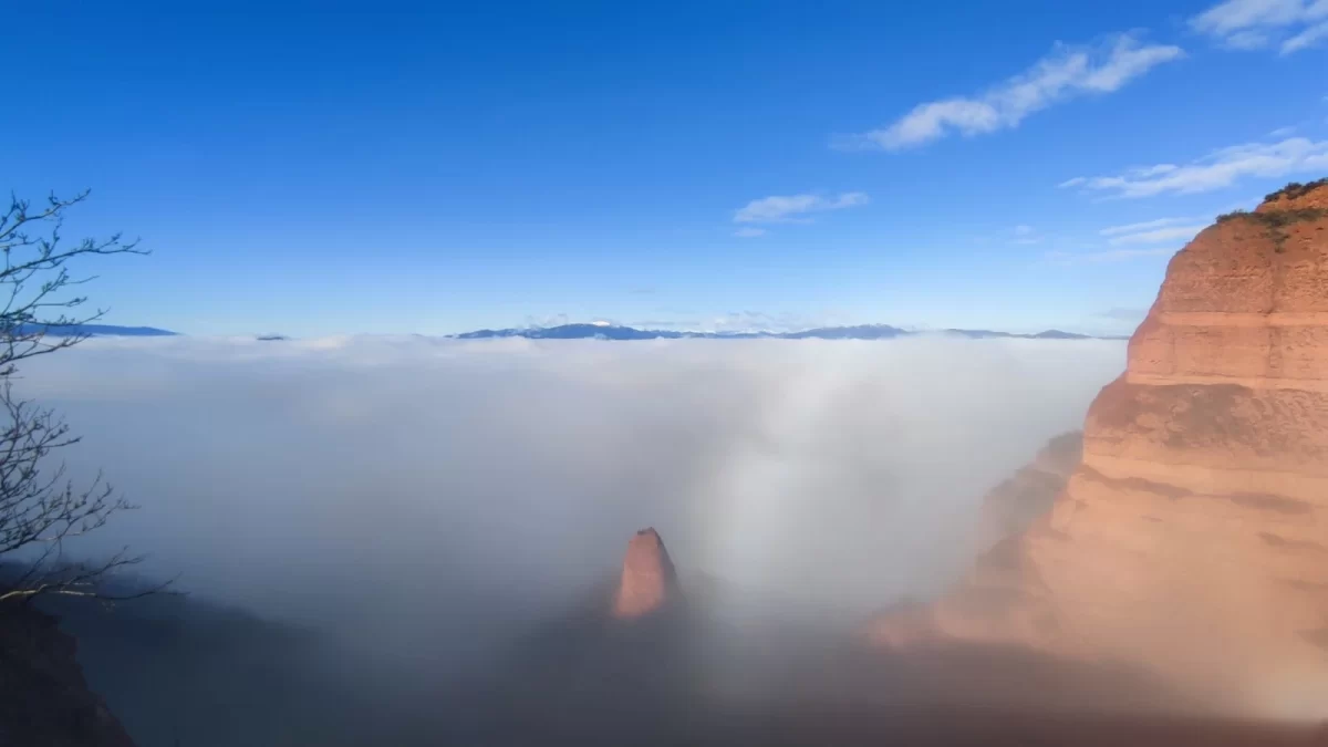 Las Médulas con niebla