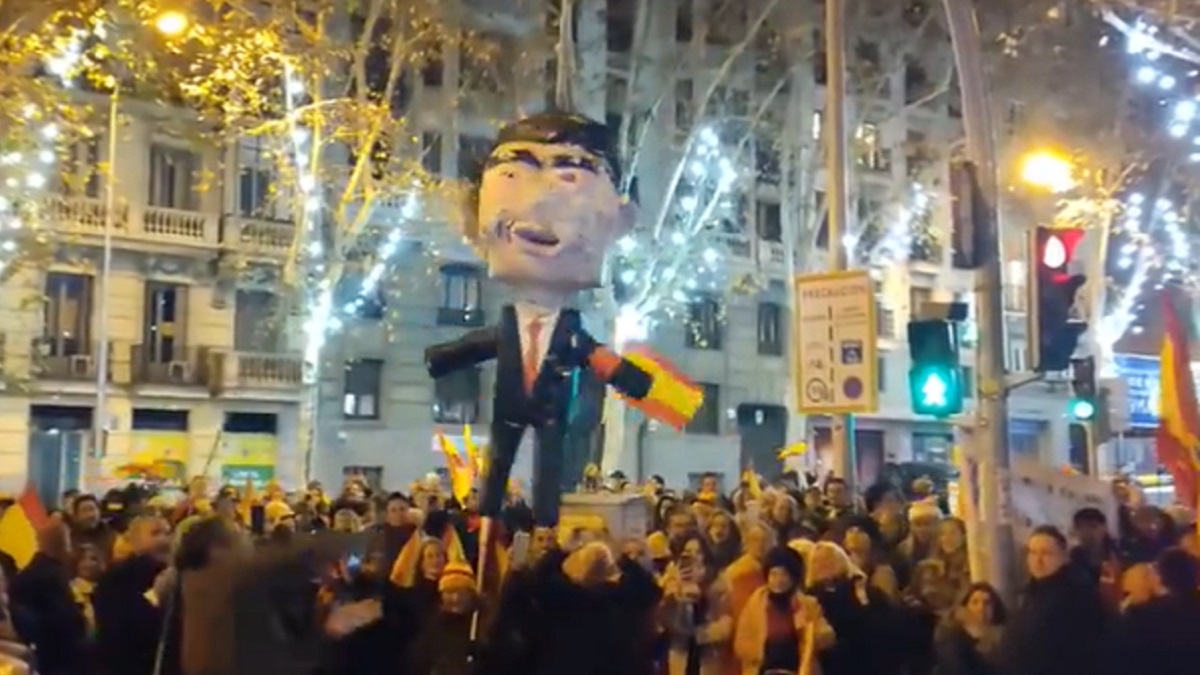 Un muñeco de Pedro Sánchez en la horca frente a Ferraz