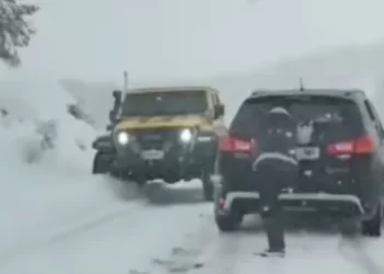 Acusan a Calleja de no ayudar a dos coches atorados en la nieve 1