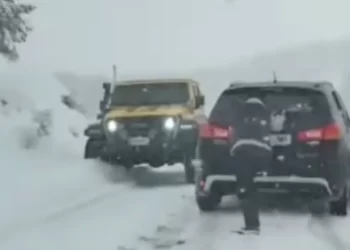 Acusan a Calleja de no ayudar a dos coches atorados en la nieve 2