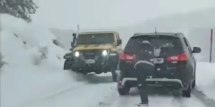 Acusan a Calleja de no ayudar a dos coches atorados en la nieve 1