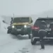 Acusan a Calleja de no ayudar a dos coches atorados en la nieve 1