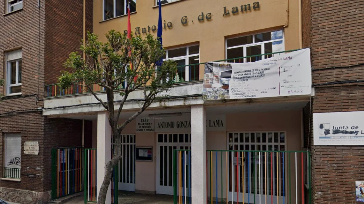 Caos al inundarse un colegio en el centro de León 1