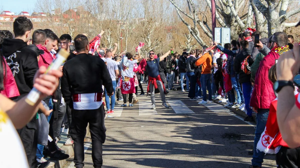 Así fue el inolvidable recibimiento a la Cultural en el derbi leonés 1