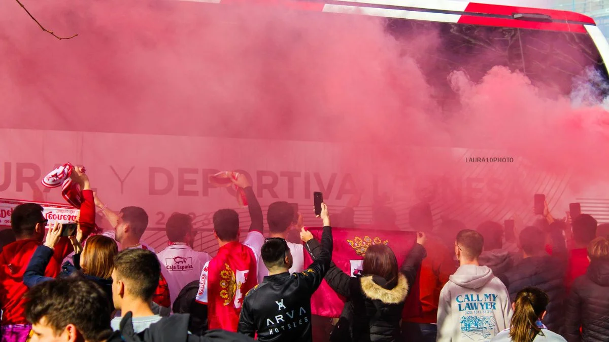 Así fue el inolvidable recibimiento a la Cultural en el derbi leonés 5