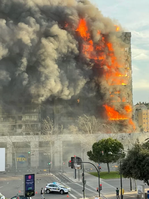 Riesgo de desplome del edificio que se incendió en Valencia 1