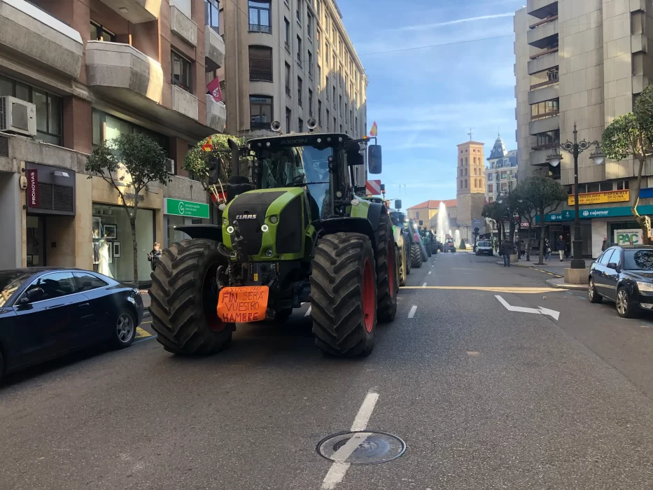 Las mejores imágenes de la tractorada en León 7