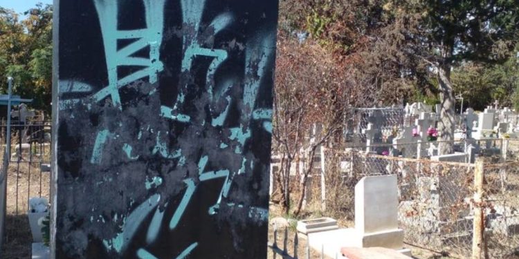 Las tumbas del cementerio vandalizadas