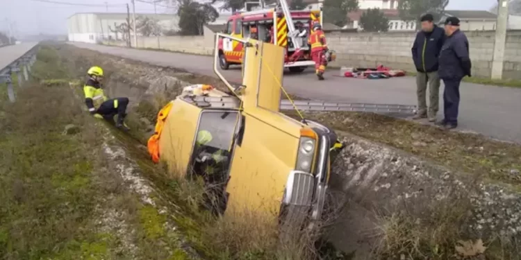 Coche en un canal