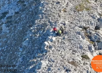 Rescatan a un montañero herido en el Pico Susarón de León 1