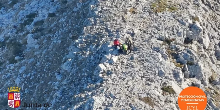 Rescatan a un montañero herido en el Pico Susarón de León 1