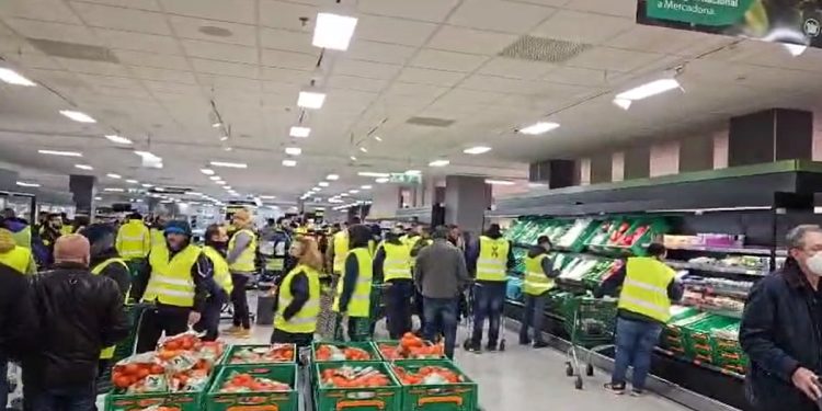 Asaltan el Mercadona de La Bañeza