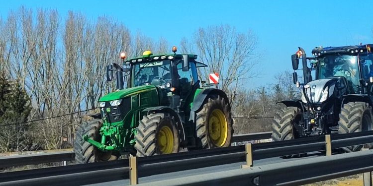 Los tractores campan en León. Tractorada a punto