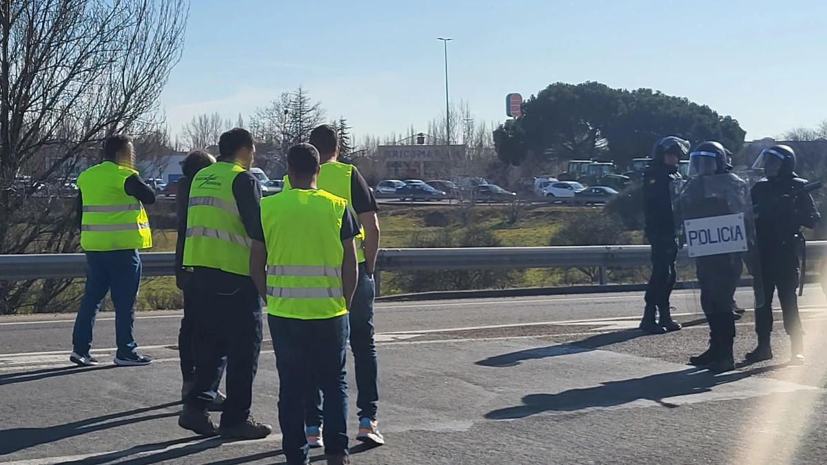 Los tractores colapsan la rotonda de Carrefour en León 2