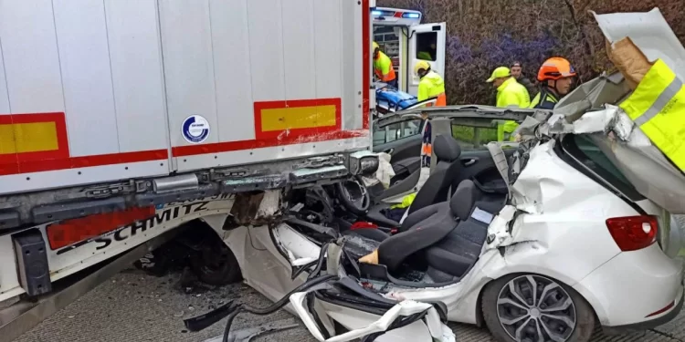 Atrapado un hombre en su vehículo tras chocarse con un camión 1