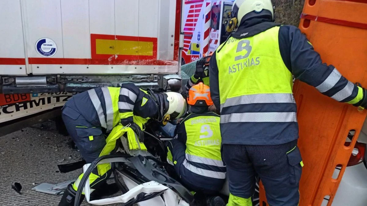 Atrapado un hombre en su vehículo tras chocarse con un camión 3