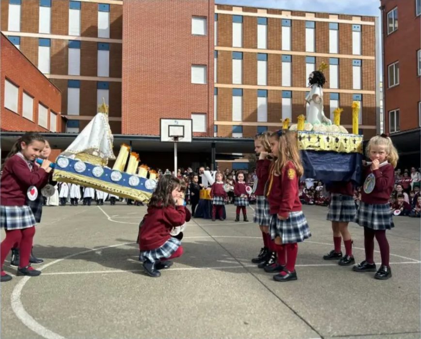 Procesión y la Sagrada Cena en las aulas 3