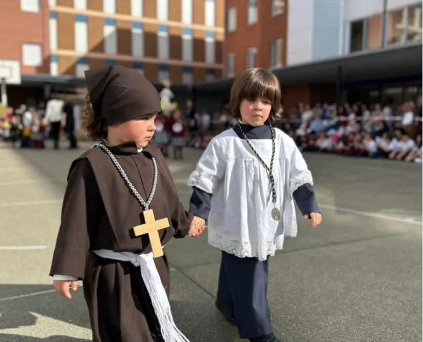 Procesión y la Sagrada Cena en las aulas 6