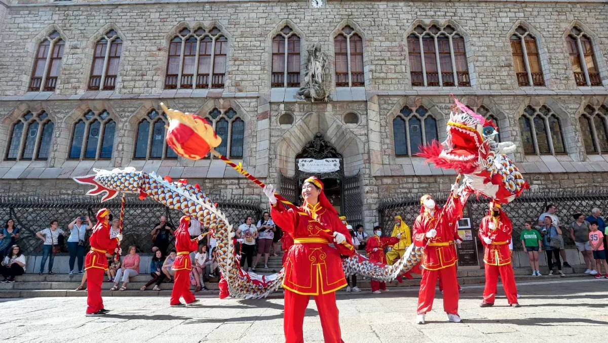 Danza del dragón en la Plaza de Botines