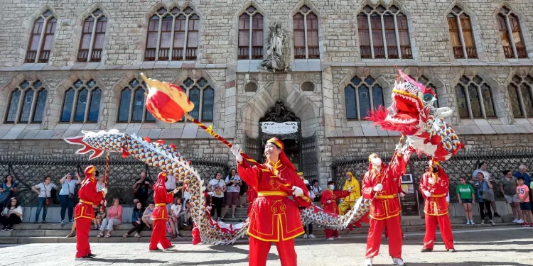 Danza del dragón en la Plaza de Botines